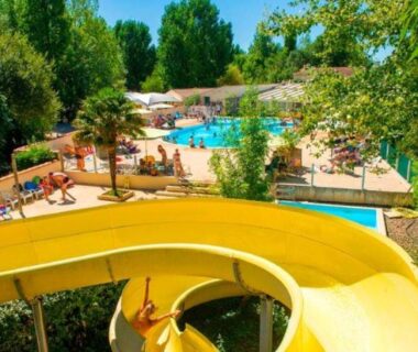 Piscine avec toboggan et transats au Mobilhome 5 place proche mer