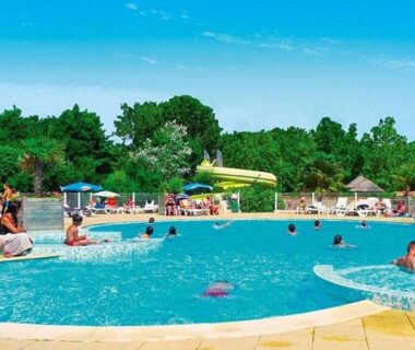 Piscine du camping avec toboggan et baigneurs au Mobilhome 5 place proche mer