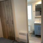 Chambre avec armoire et salle d'eau dans le mobilhome 516