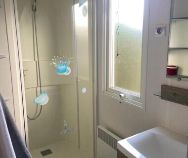 Salle de bain avec cabine de douche dans le Mobilhome 516