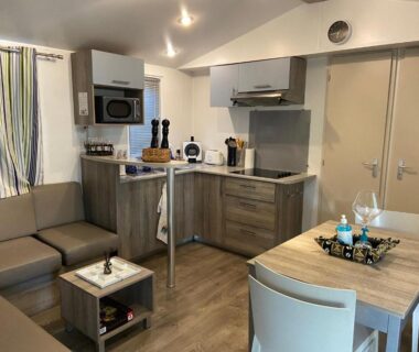 Intérieur avec kitchenette et coin repas du Mobilhome 516