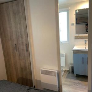 Chambre avec armoire et salle d'eau dans le mobilhome 516