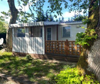 Terrasse ombragée avec petite véranda du Mobilhome 516