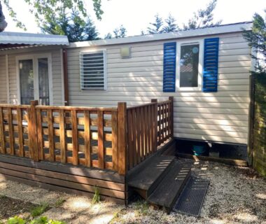 Terrasse en bois devant le Mobilhome 516