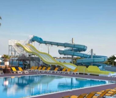 Piscine avec toboggans et transats au Mobilhome 537 siblu du Camping Le Lac des Rêves