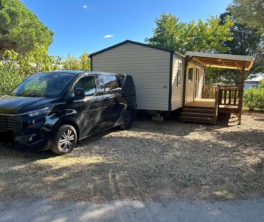 Emplacement ombragé avec mobilhome et voiture du Mobilhome 537 siblu Camping Le Lac des Rêves