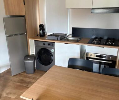 Cuisine équipée avec table et électroménager dans le mobilhome 537 siblu Camping Le Lac des Rêves
