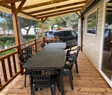 Terrasse couverte avec table et chaises du Mobilhome 537 siblu Camping Le Lac des Rêves