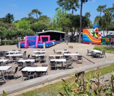 Terrasse avec tables et structures gonflables au Mobilhome