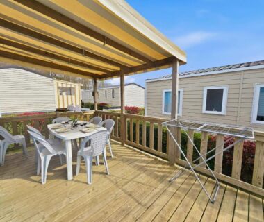 Terrasse en bois avec table et chaises du Mobilhome