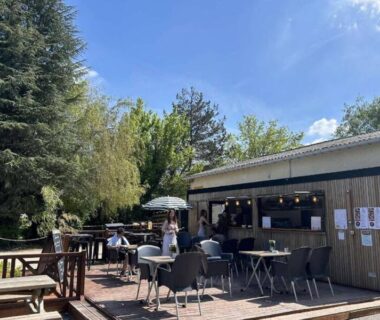 Terrasse en bois avec tables chaises et bar du Mobilhome