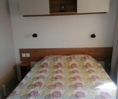 Chambre avec lit double rangements et liseuses dans le Mobilhome 6-8 pers Cap Ferret