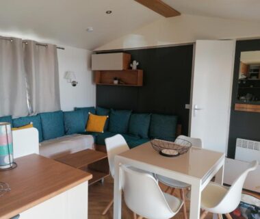 Salon avec canapé et coin repas dans le Mobilhome 6-8 pers Cap Ferret
