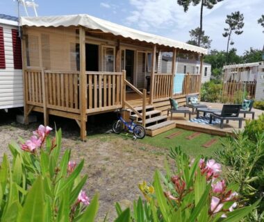 Terrasse en bois et jardin devant le Mobilhome 6-8 pers Cap Ferret