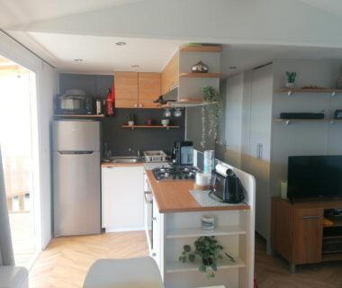 Intérieur avec coin cuisine et salon du mobilhome 6-8 pers Cap Ferret
