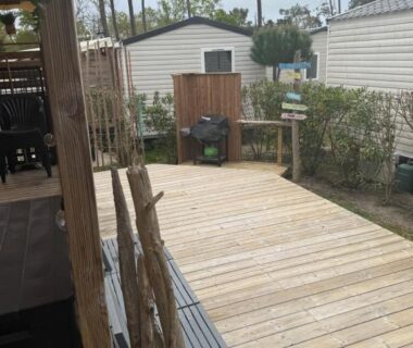 Terrasse en bois avec banc et jardinières du mobilhome 6-8 pers Cap Ferret