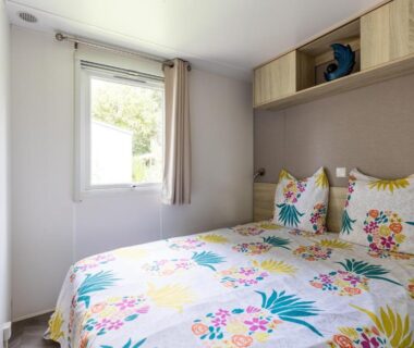 Chambre avec lit double et fenêtre dans le Mobilhome 6-8 personnes Cap Ferret
