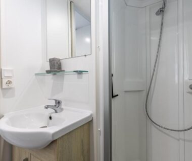 Salle de bain avec cabine de douche et lavabo dans le Mobilhome 6-8 personnes Cap Ferret