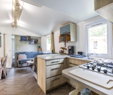 Cuisine ouverte et salon lumineux dans le Mobilhome 6-8 personnes Cap Ferret