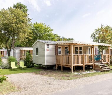 Allée du camping avec mobilhome et terrasse du Mobilhome 6-8 personnes Cap Ferret