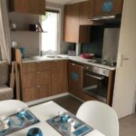 Intérieur coin cuisine et salle à manger dans le Mobilhome 6-8 personnes Clim
