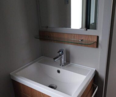 Salle de bain avec lavabo et meuble sous vasque dans le Mobilhome 6-8 personnes Clim