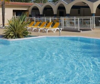 Piscine et chaises longues au camping en Vendée du Mobilhome 6-8 personnes Clim