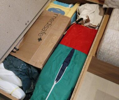 Rangement sous banquette avec couettes sac de couchage et carton dans le Mobilhome 6-8 personnes Clim