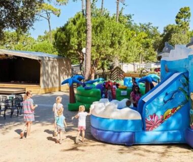 Aire de jeux aquatique avec toboggan gonflable et enfants au Mobilhome 6-8 personnes Clim