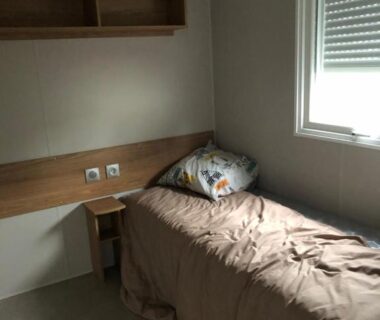 Chambre avec lit simple et fenêtre dans le Mobilhome 6-8 personnes Clim
