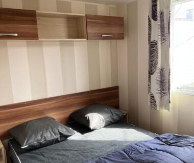 Chambre avec lit double et rangements dans le Mobilhome 6 CA36