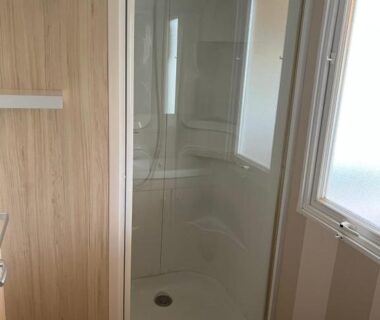 Salle de bain avec cabine de douche dans le mobilhome 6 CA36