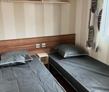Chambre avec deux lits simples dans le mobilhome 6 CA36