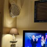Salon avec télévision et déco marine dans le Mobilhome 6 à 7 personnes