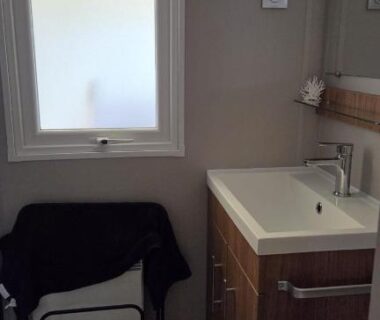 Salle de bains avec lavabo et fenêtre du Mobilhome 6 à 7 personnes