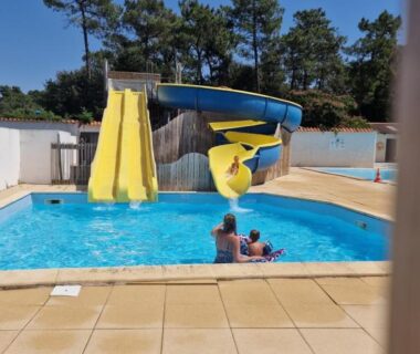 Piscine extérieure avec toboggans et baigneurs au Mobilhome 6 à 7 personnes