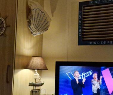 Salon avec télévision et déco marine dans le Mobilhome 6 à 7 personnes