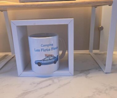Cuisine plan de travail avec mug dans le Mobilhome 6 à 7 personnes
