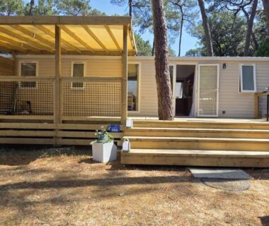 Terrasse en bois et mobilhome dans la pinède du Mobilhome 6 à 7 personnes