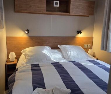 Chambre avec deux lits et chevets dans le Mobilhome 6 à 7 personnes