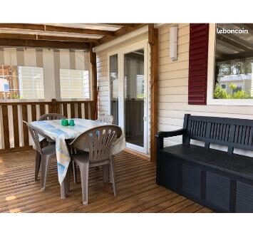 Terrasse couverte avec table et chaises dans le mobilhome Les Dunes de Contis