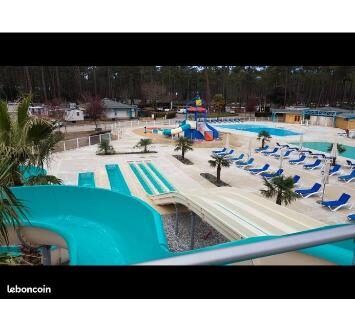 Terrasse et bord de piscine avec transats au Mobilhome 6 et 4 places terrasses couvertes Les Dunes de Contis