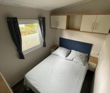 Chambre avec lit double et rangements dans le mobilhome 6 pers 3 Ch terrasse Domaine de Kerlann