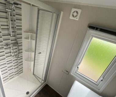 Salle d'eau avec cabine de douche et lavabo dans le mobilhome 6 pers 3 ch Domaine de Kerlann