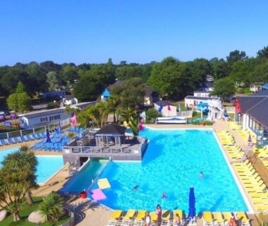 Piscine extérieure et solarium au mobilhome 6 pers 3 ch terrasse Domaine de Kerlann