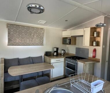 Intérieur avec cuisine, évier et banquette dans le mobilhome 6 pers 3 ch terrasse Domaine de Kerlann
