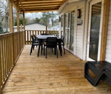 Terrasse couverte avec table et chaises du Mobilhome 6 pers 3 Ch terrasse Domaine de Kerlann