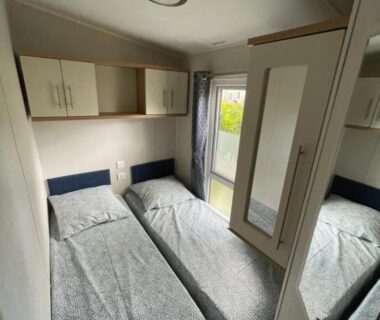 Chambre avec deux lits et rangement dans le Mobilhome 6 pers 3 Ch-terrasse Domaine de Kerlann
