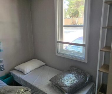 Chambre avec lit simple et fenêtre donnant sur la piscine du Mobilhome 6 pers 3ch 2SB 2 WC clim