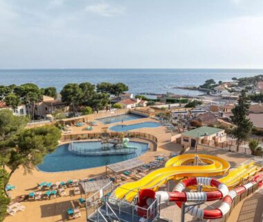 Piscine et toboggans avec vue mer au Mobilhome 6 pers 3ch 2SB 2 WC clim lave-vaisselle barbecue sous les pins